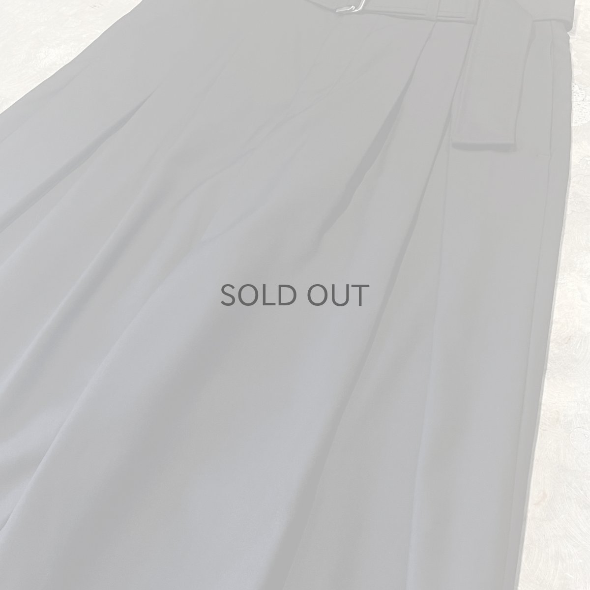 画像4: 【WONDERGROUND】DESIGN TUCK WIDE SILHOUETTE BELTED SLACKS / BLACK / OS (4)