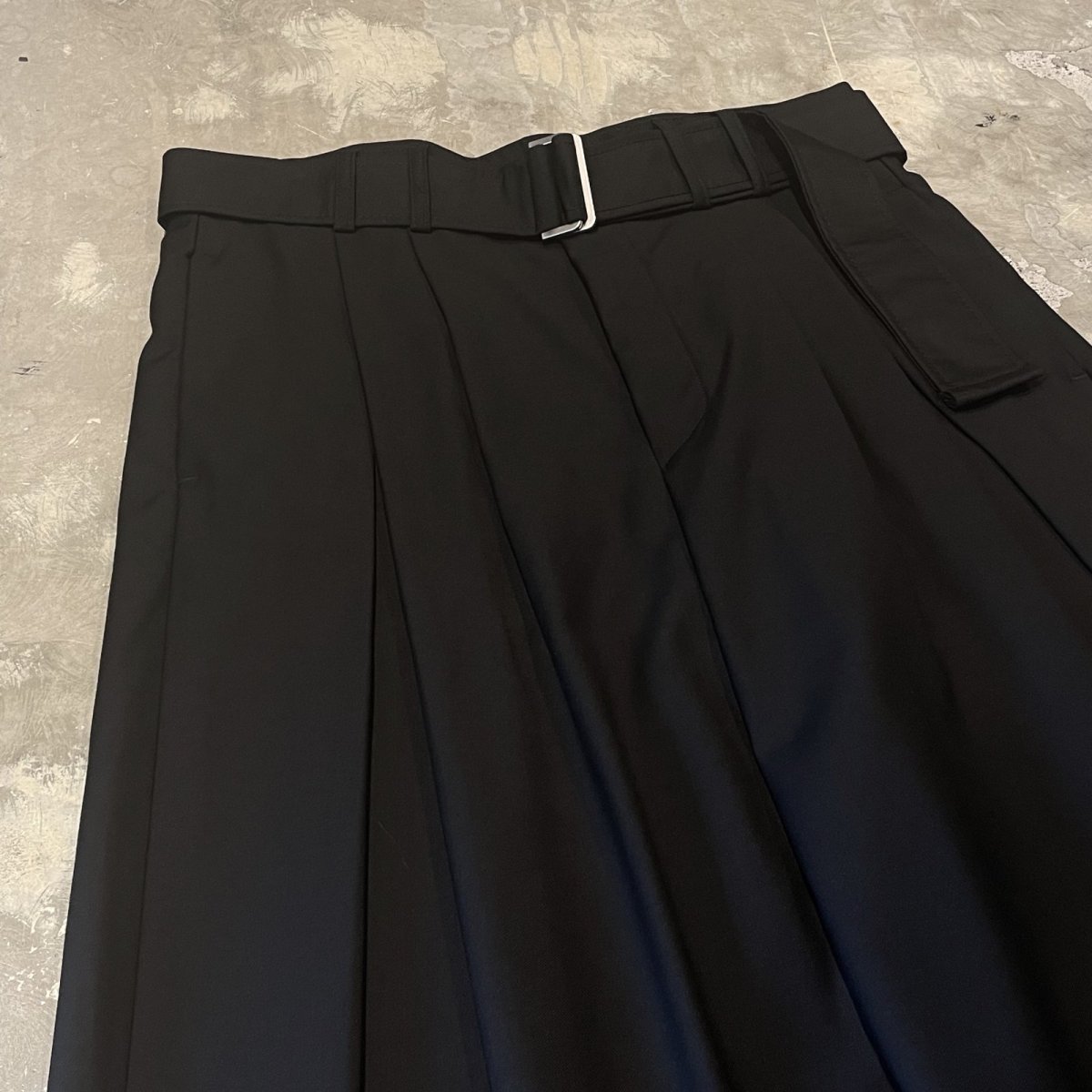 画像3: 【WONDERGROUND】DESIGN TUCK WIDE SILHOUETTE BELTED SLACKS / BLACK / OS (3)