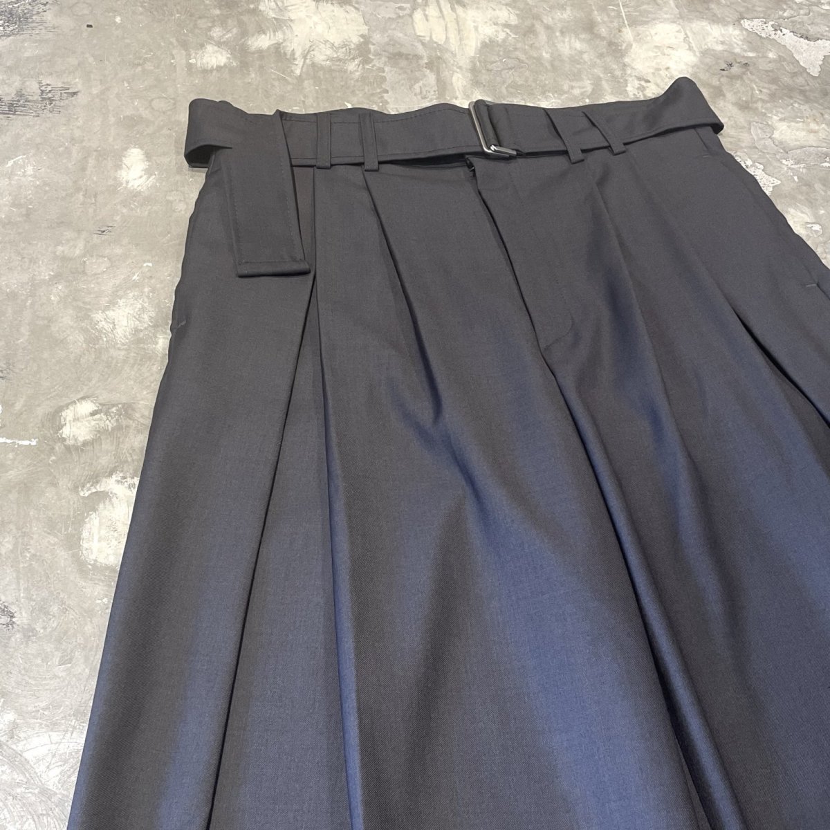 画像3: 【WONDERGROUND】DESIGN TUCK WIDE SILHOUETTE BELTED SLACKS / GREY / OS (3)