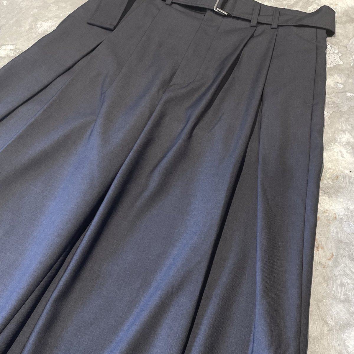 画像4: 【WONDERGROUND】DESIGN TUCK WIDE SILHOUETTE BELTED SLACKS / GREY / OS (4)