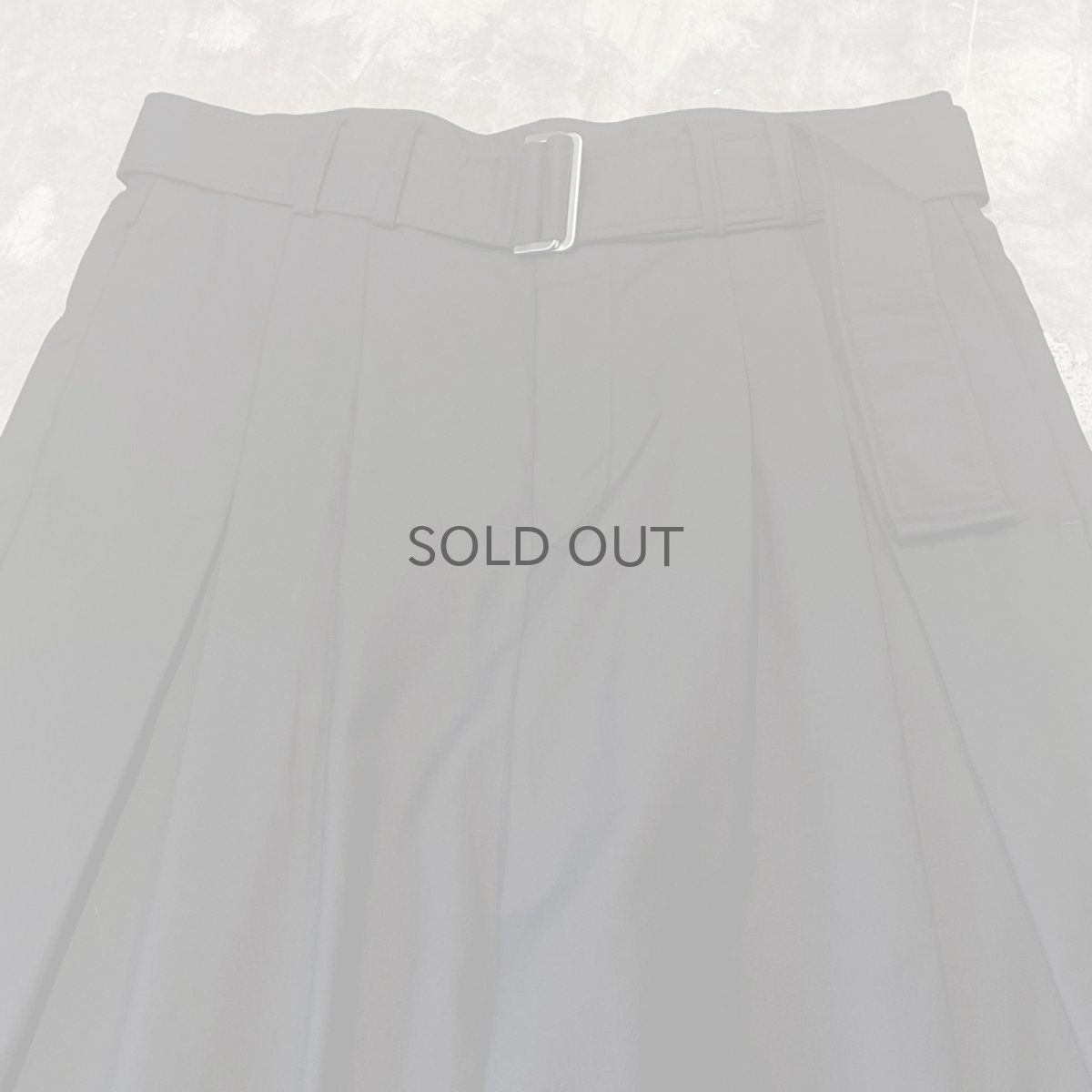 画像10: 【WONDERGROUND】DESIGN TUCK WIDE SILHOUETTE BELTED SLACKS / BLACK / OS (10)