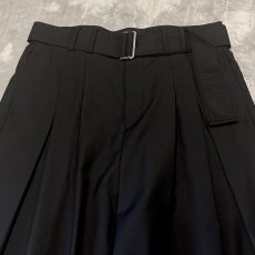 画像10: 【WONDERGROUND】DESIGN TUCK WIDE SILHOUETTE BELTED SLACKS / BLACK / OS (10)