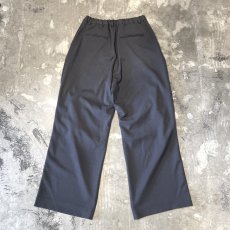 画像2: 【WONDERGROUND】KNEE TUCK WIDE SILHOUETTE SLACKS / GRAY / OS (2)