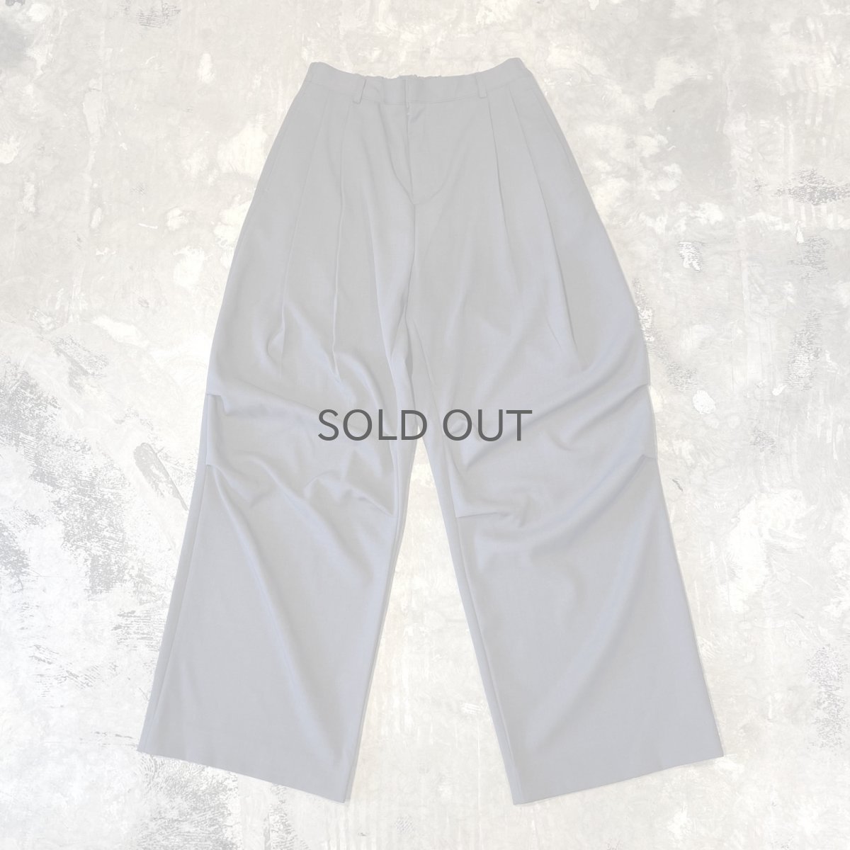 画像1: 【WONDERGROUND】KNEE TUCK WIDE SILHOUETTE SLACKS / GRAY / OS (1)