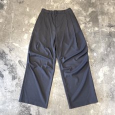 画像1: 【WONDERGROUND】KNEE TUCK WIDE SILHOUETTE SLACKS / GRAY / OS (1)