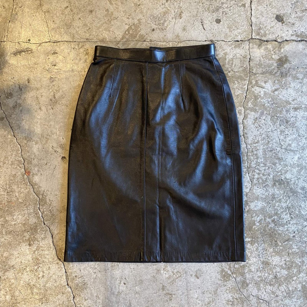 画像1: LEATHER BLACK COLOR BACK SLIT SKIRT / W27 (1)