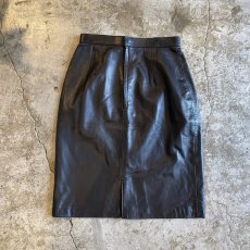 画像2: LEATHER BLACK COLOR BACK SLIT SKIRT / W27 (2)