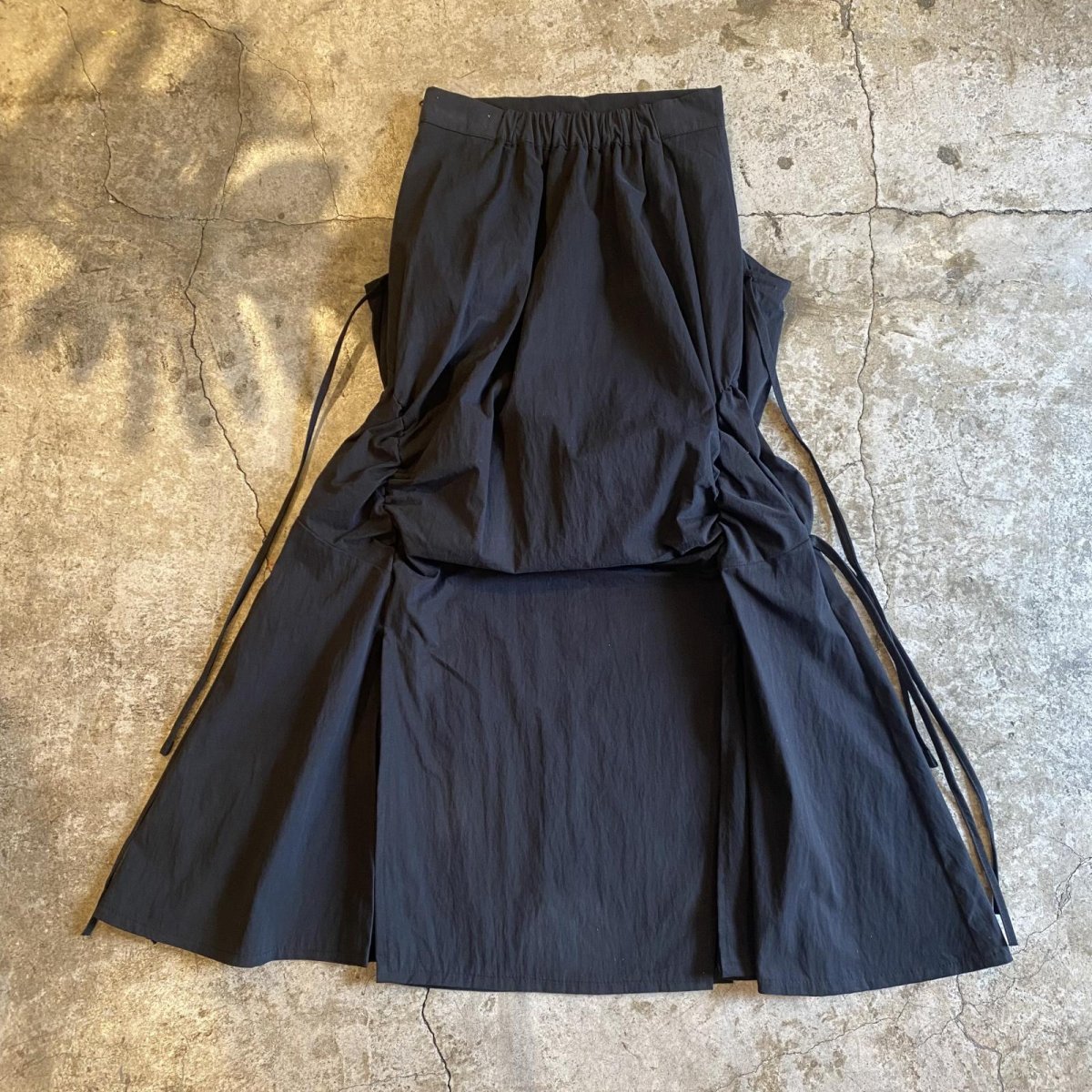 画像2: 【WONDERGROUND】SHIRRING SKIRT / OS / BLACK (2)