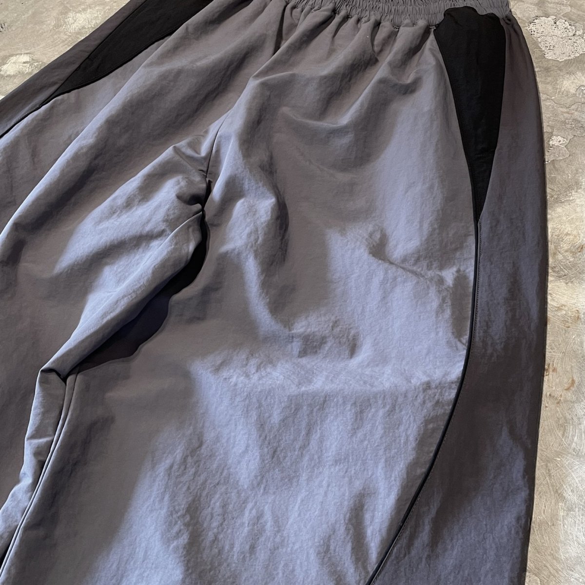 画像4: 【WONDERGROUND】TRICOLOR TECH WIDE NYLON PANTS / CHARCOAL / OS (4)