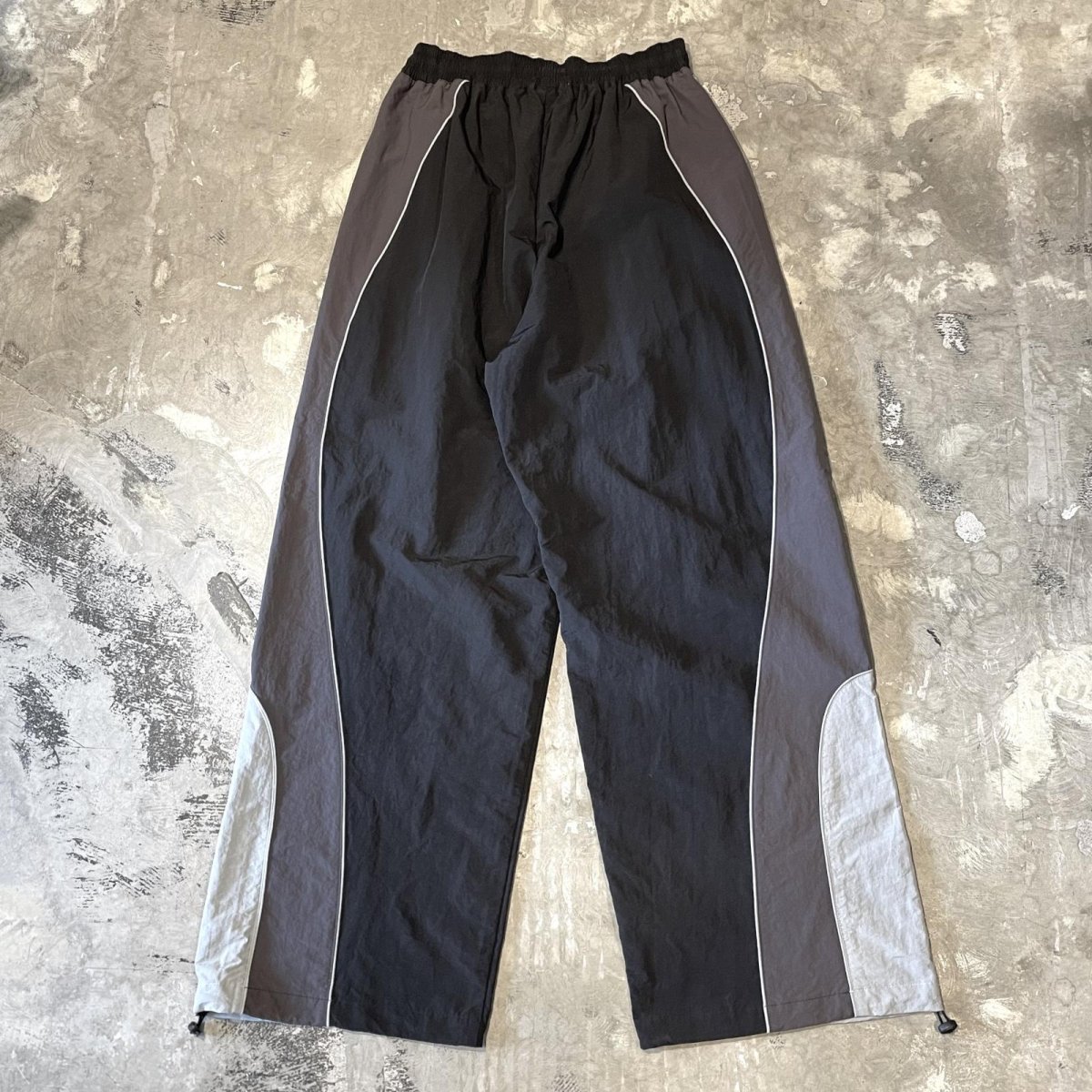 画像2: 【WONDERGROUND】TRICOLOR TECH WIDE NYLON PANTS / BLACK / OS (2)