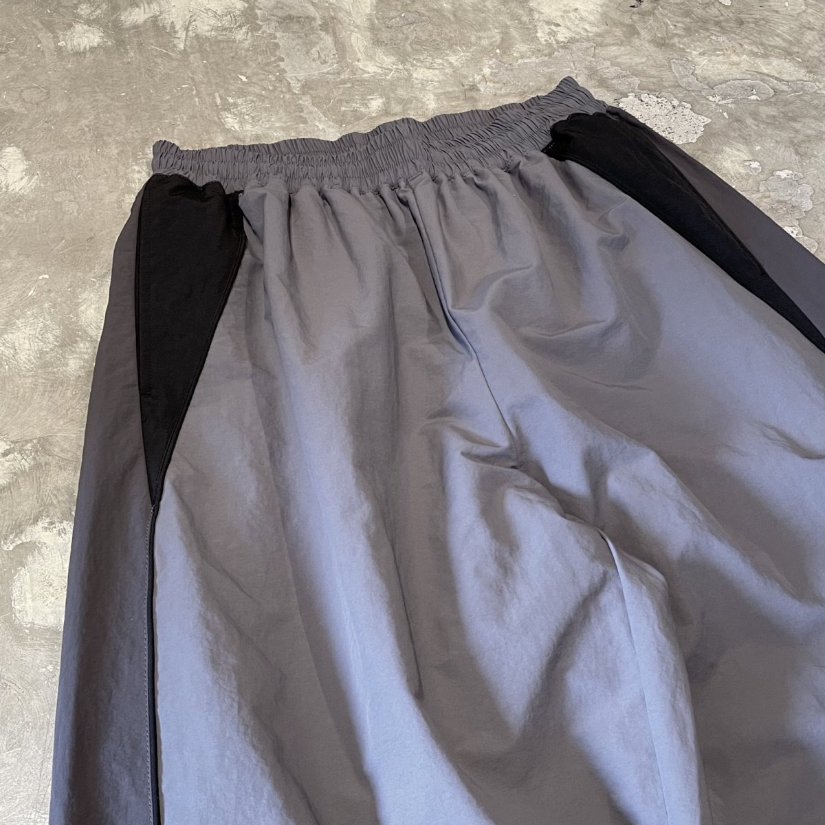画像3: 【WONDERGROUND】TRICOLOR TECH WIDE NYLON PANTS / CHARCOAL / OS (3)
