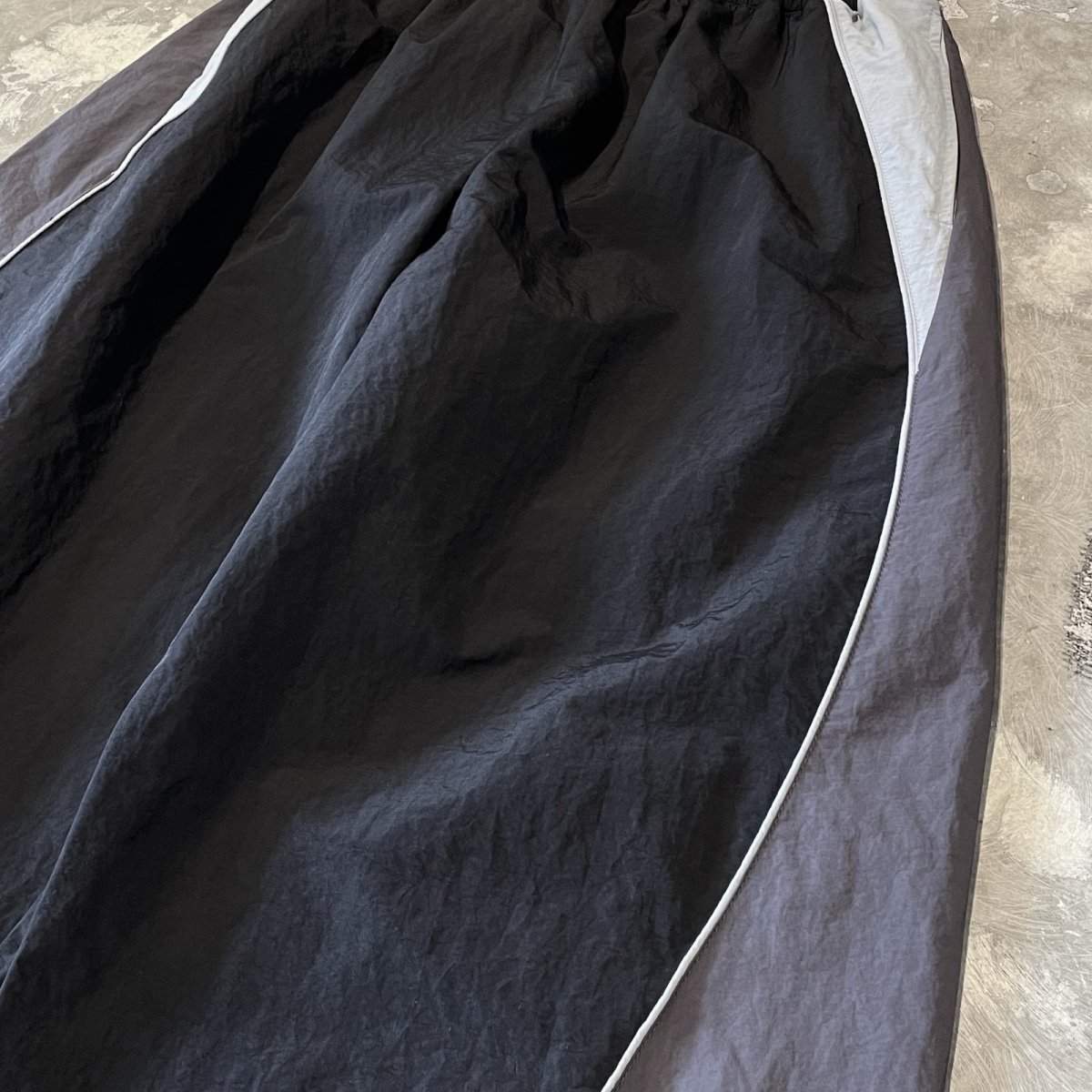 画像4: 【WONDERGROUND】TRICOLOR TECH WIDE NYLON PANTS / BLACK / OS (4)