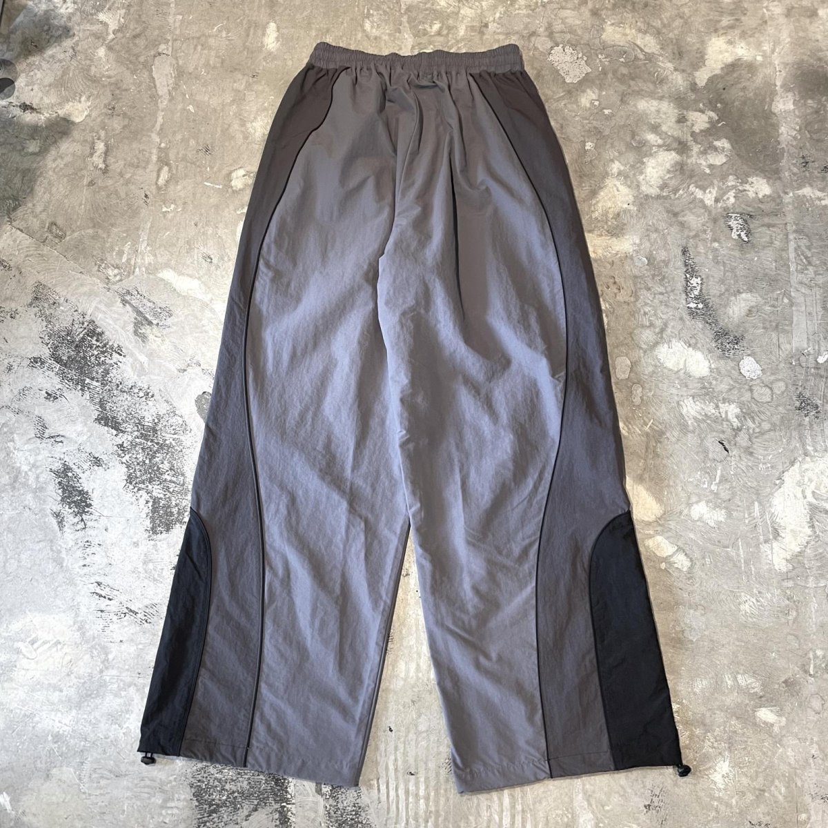 画像2: 【WONDERGROUND】TRICOLOR TECH WIDE NYLON PANTS / CHARCOAL / OS (2)