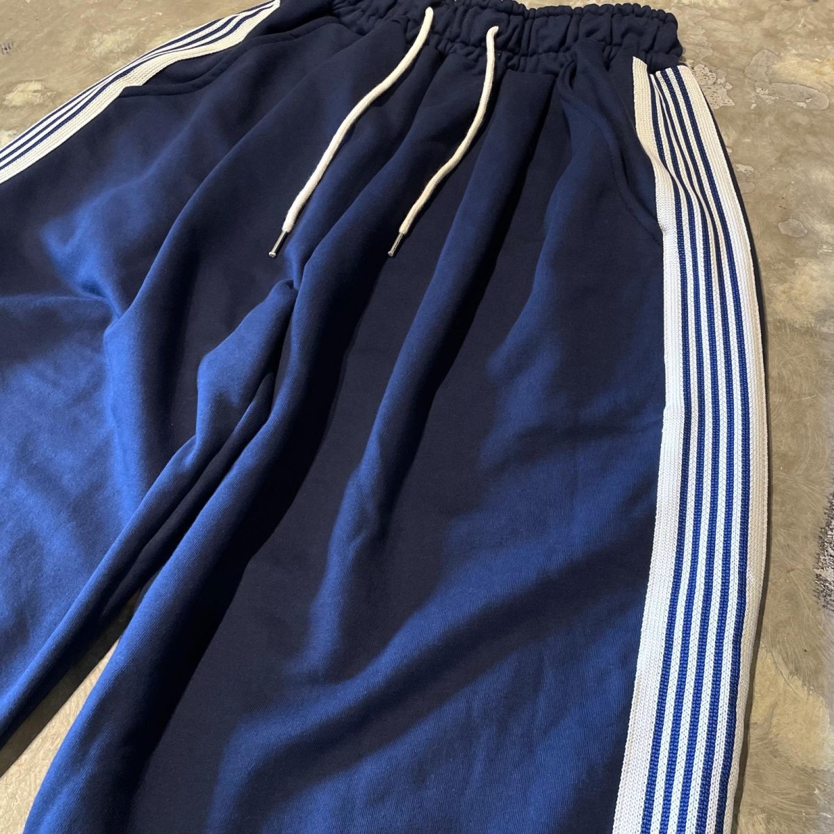 画像4: SIDE LINE WIDE SILHOUETTE SWEAT PANTS / NAVY / FREE (4)