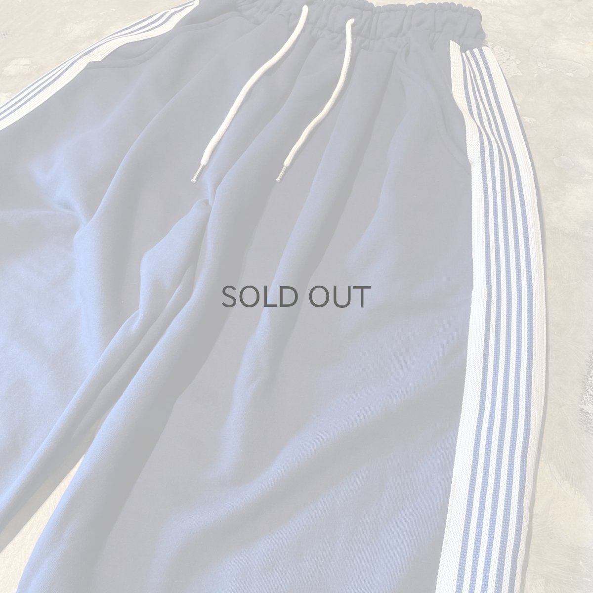 画像4: SIDE LINE WIDE SILHOUETTE SWEAT PANTS / NAVY / FREE (4)