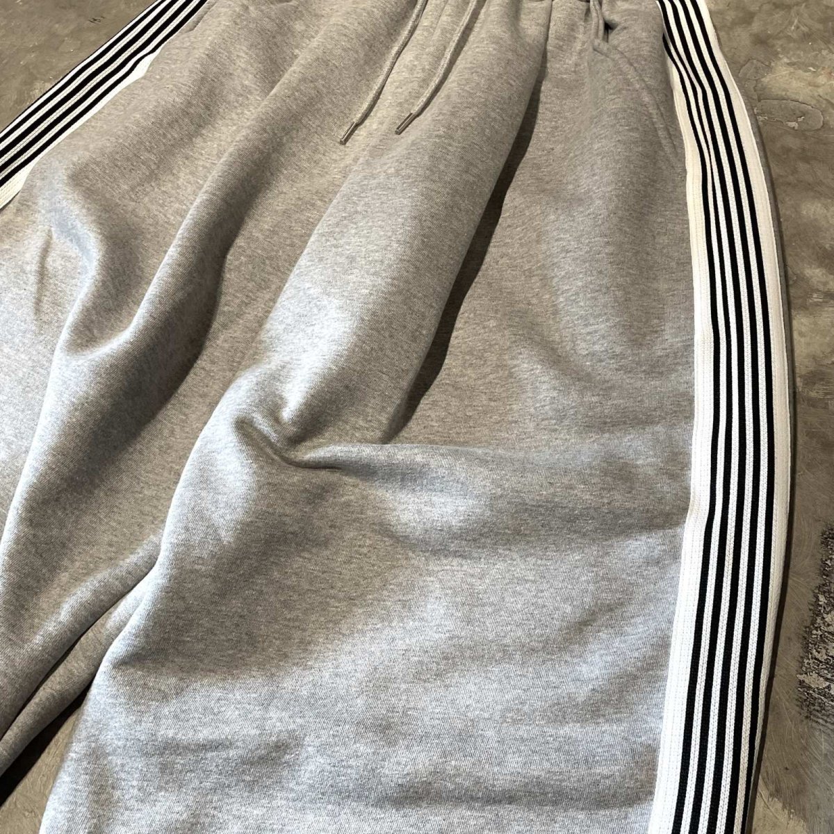 画像4: SIDE LINE WIDE SILHOUETTE SWEAT PANTS / GREY / FREE (4)