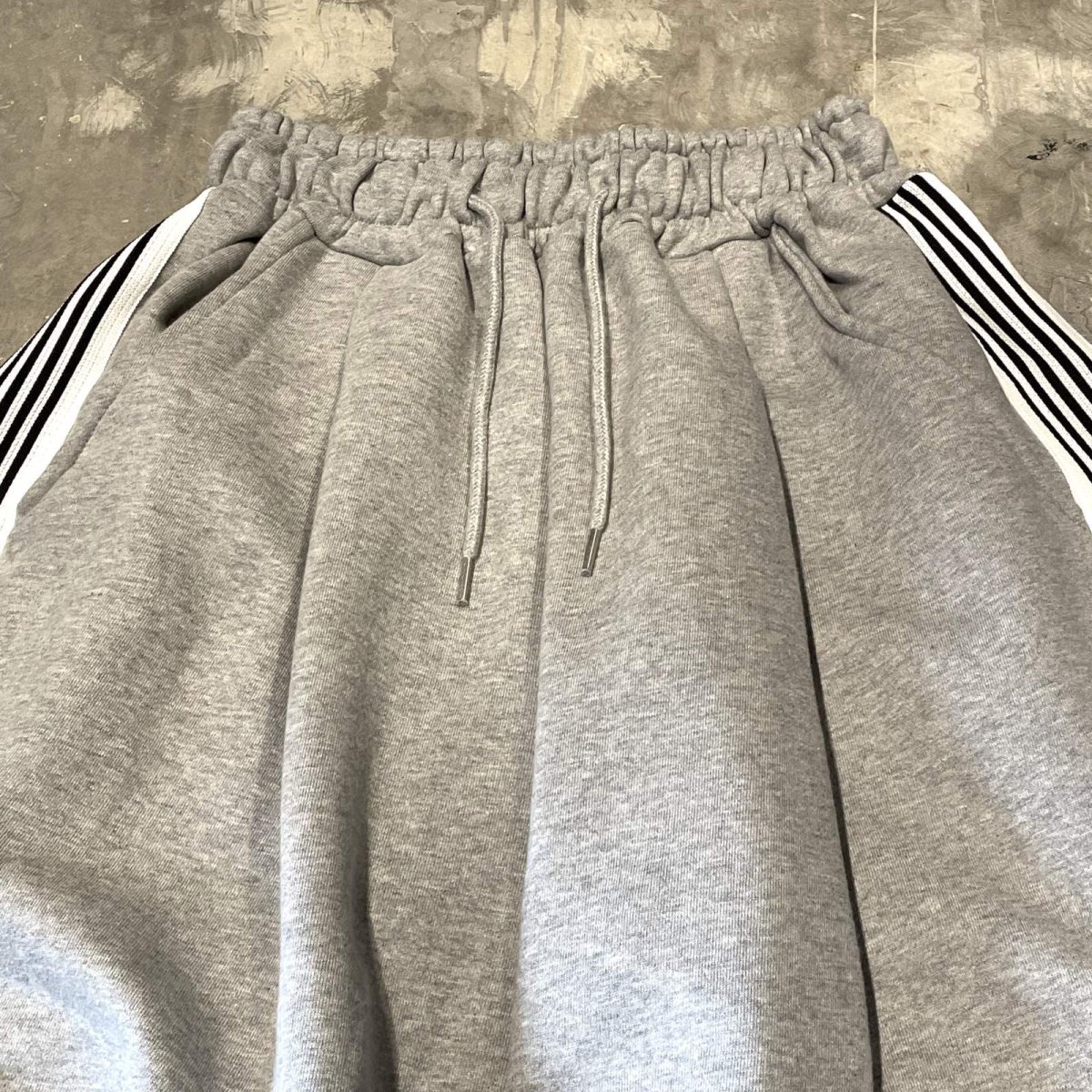 画像10: SIDE LINE WIDE SILHOUETTE SWEAT PANTS / GREY / FREE (10)