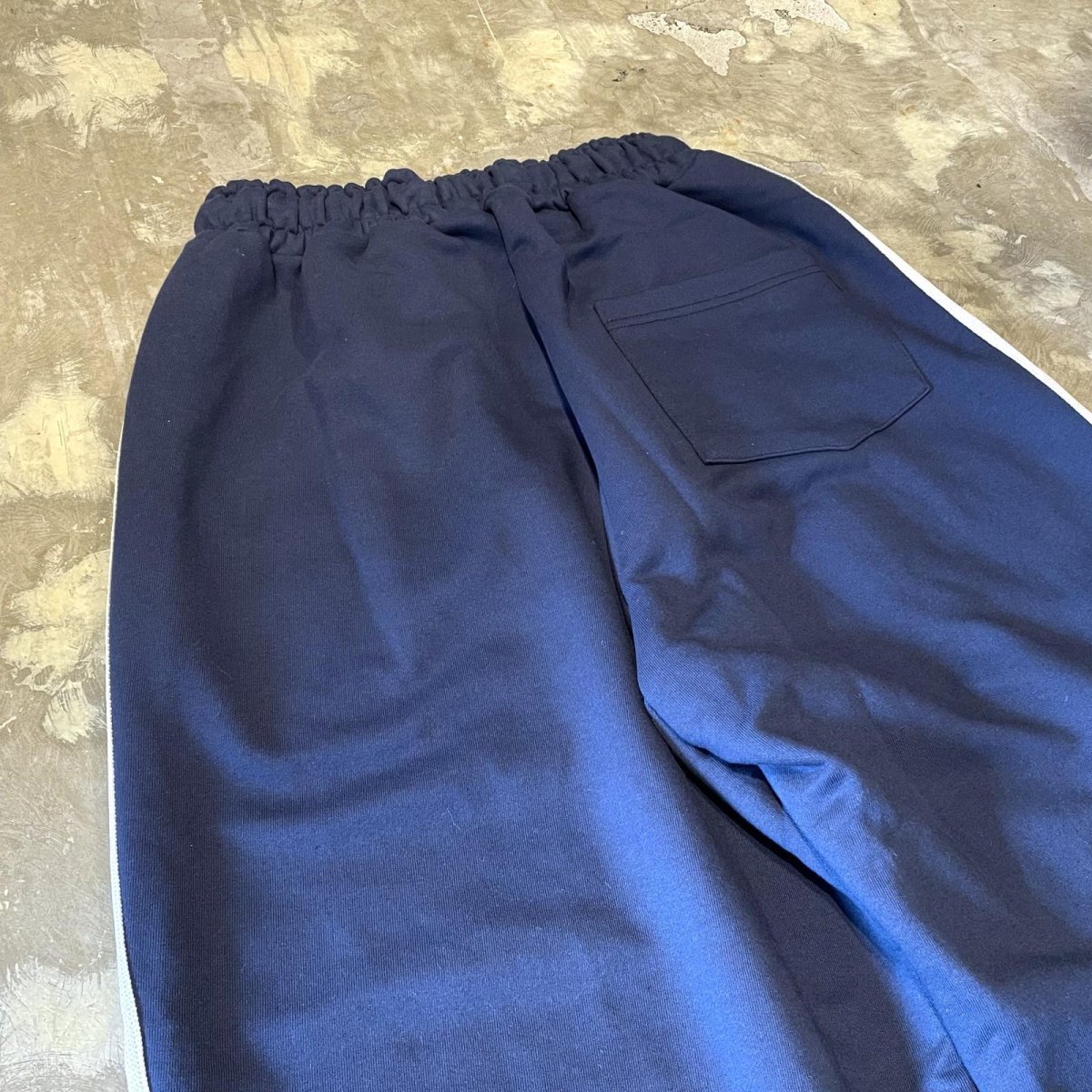 画像9: SIDE LINE WIDE SILHOUETTE SWEAT PANTS / NAVY / FREE (9)