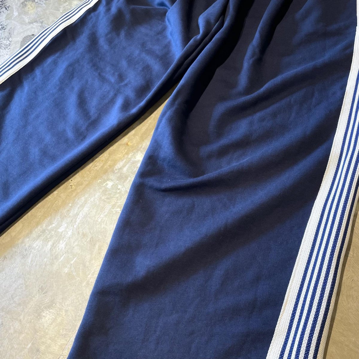 画像6: SIDE LINE WIDE SILHOUETTE SWEAT PANTS / NAVY / FREE (6)
