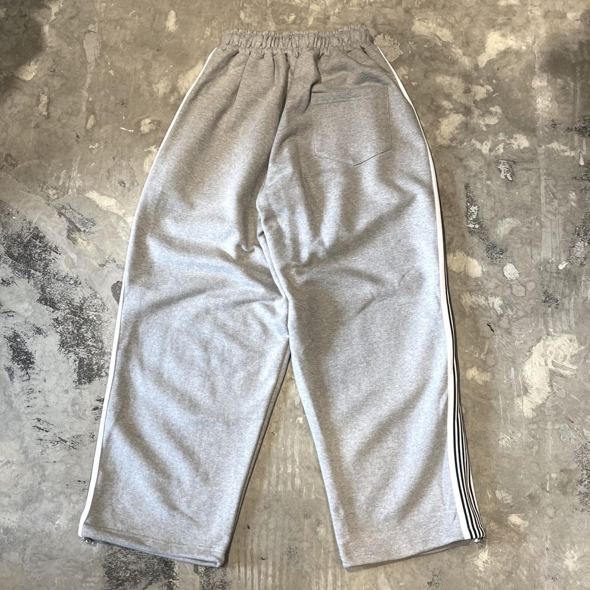 画像2: SIDE LINE WIDE SILHOUETTE SWEAT PANTS / GREY / FREE (2)