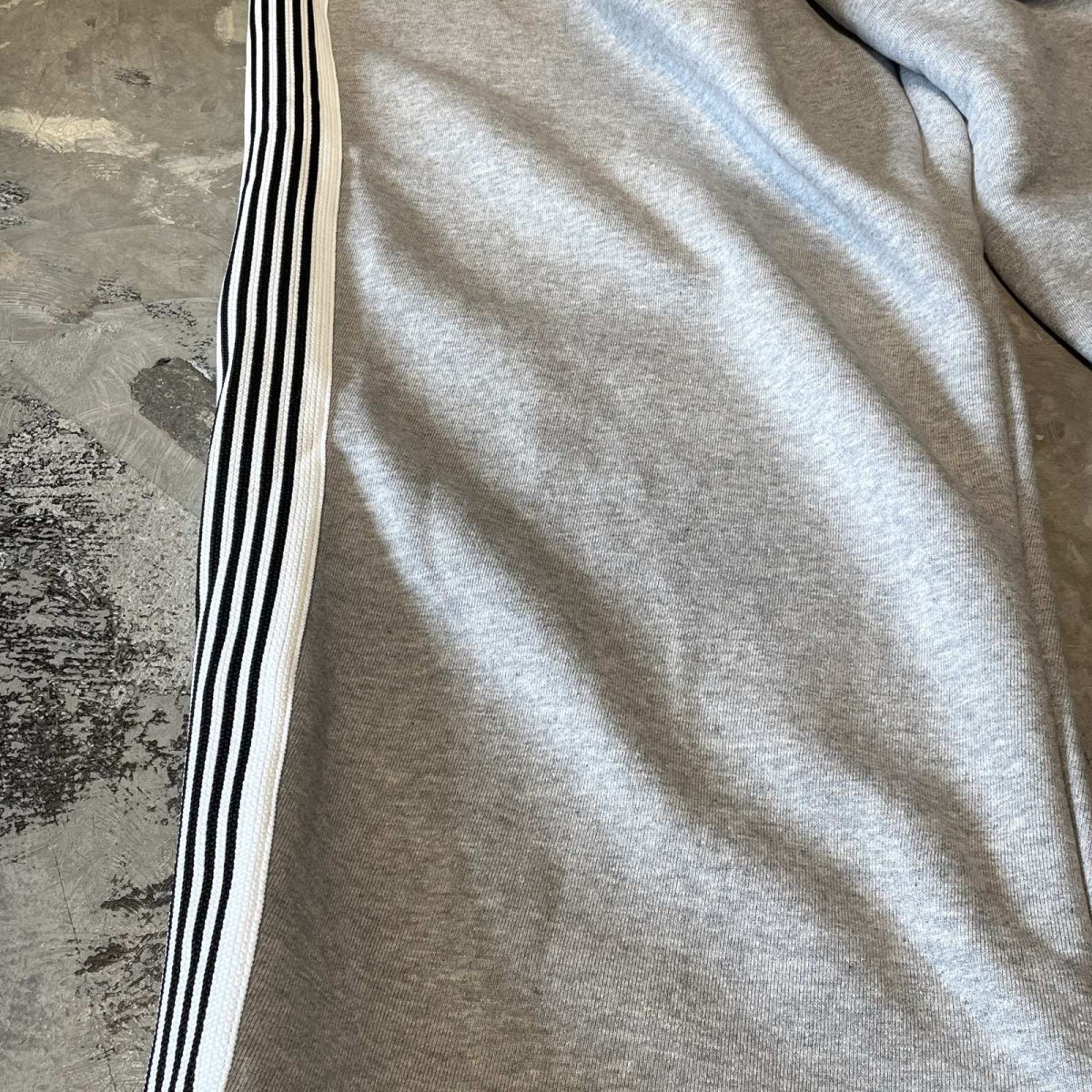 画像7: SIDE LINE WIDE SILHOUETTE SWEAT PANTS / GREY / FREE (7)