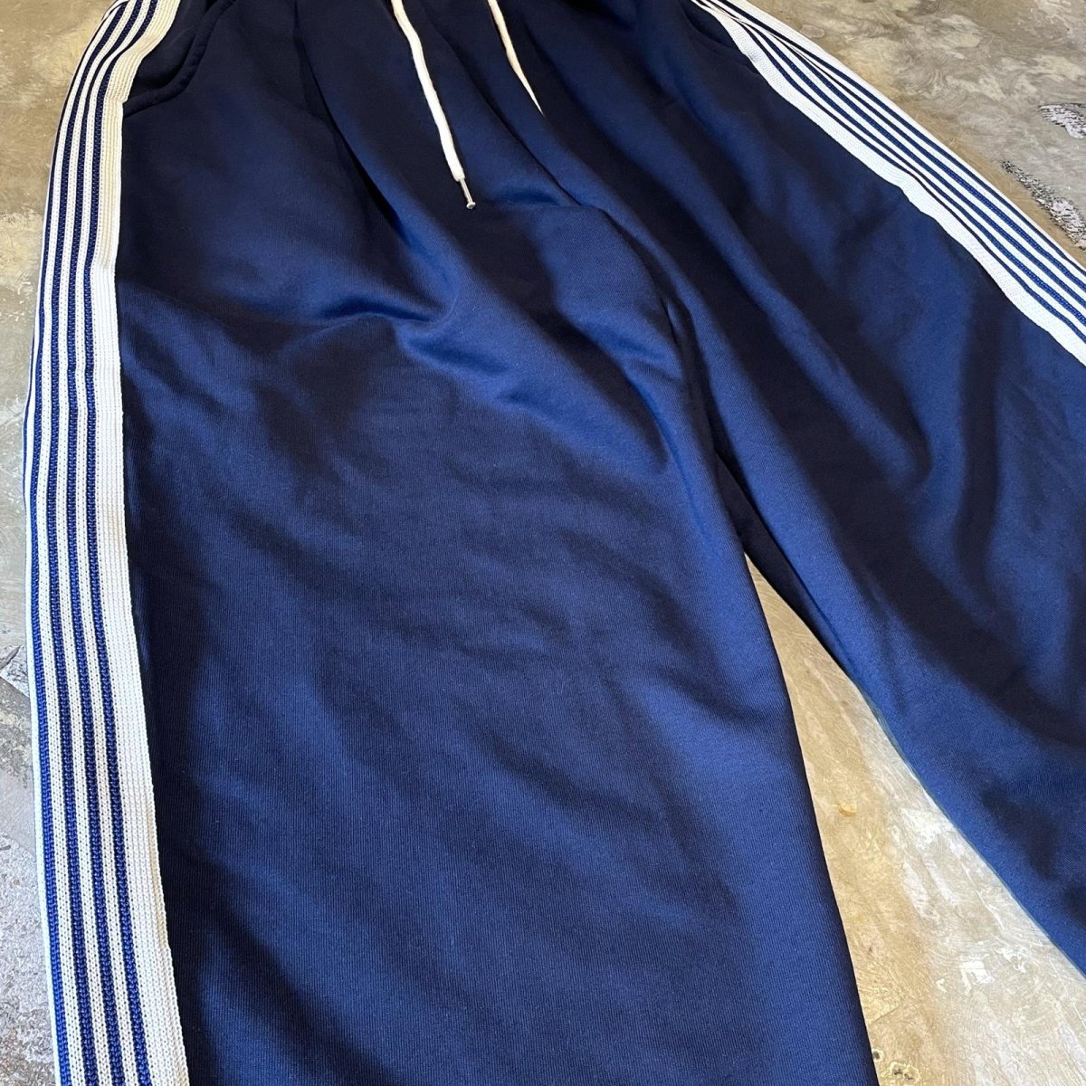画像5: SIDE LINE WIDE SILHOUETTE SWEAT PANTS / NAVY / FREE (5)