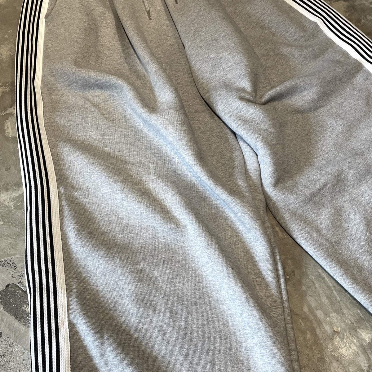 画像5: SIDE LINE WIDE SILHOUETTE SWEAT PANTS / GREY / FREE (5)