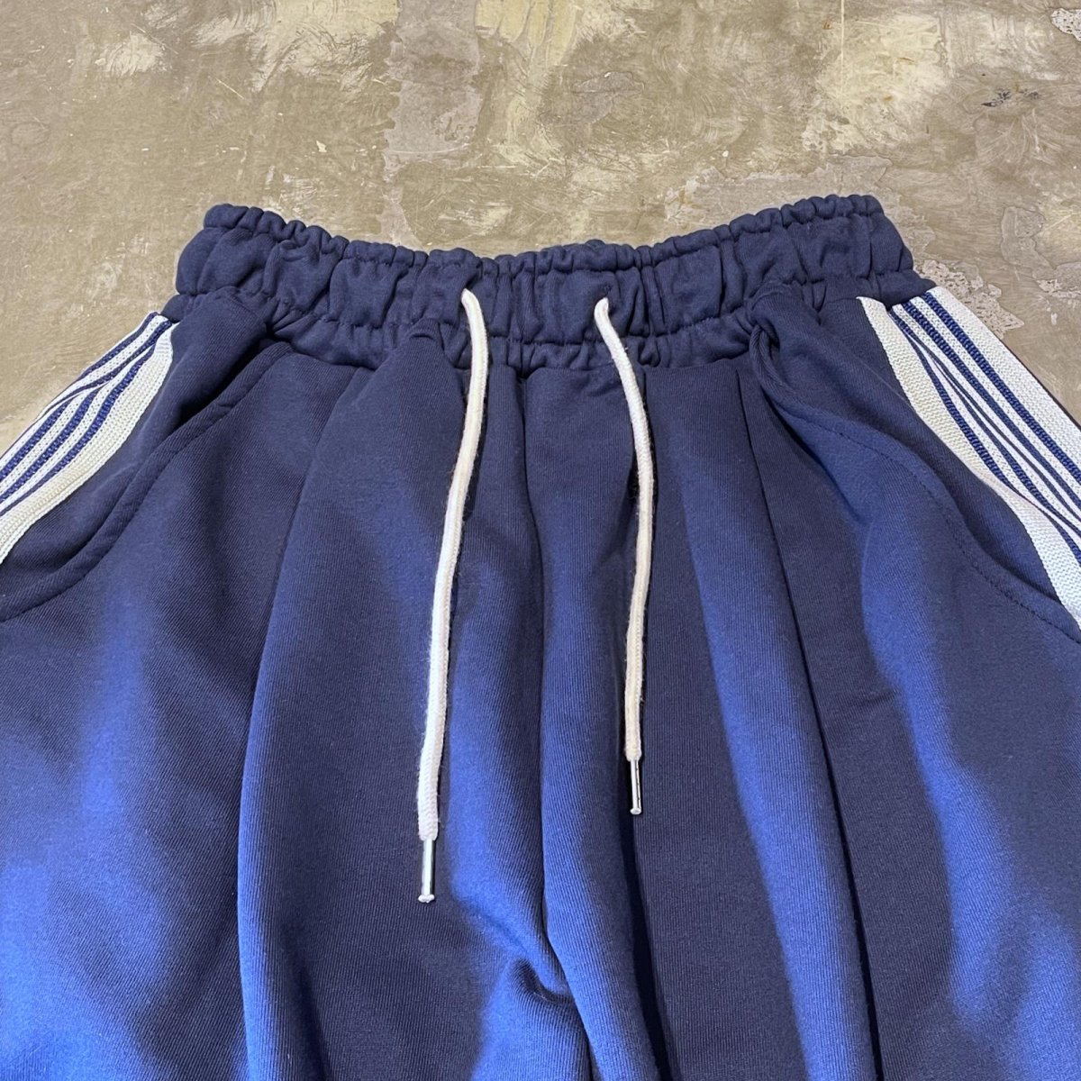 画像10: SIDE LINE WIDE SILHOUETTE SWEAT PANTS / NAVY / FREE (10)