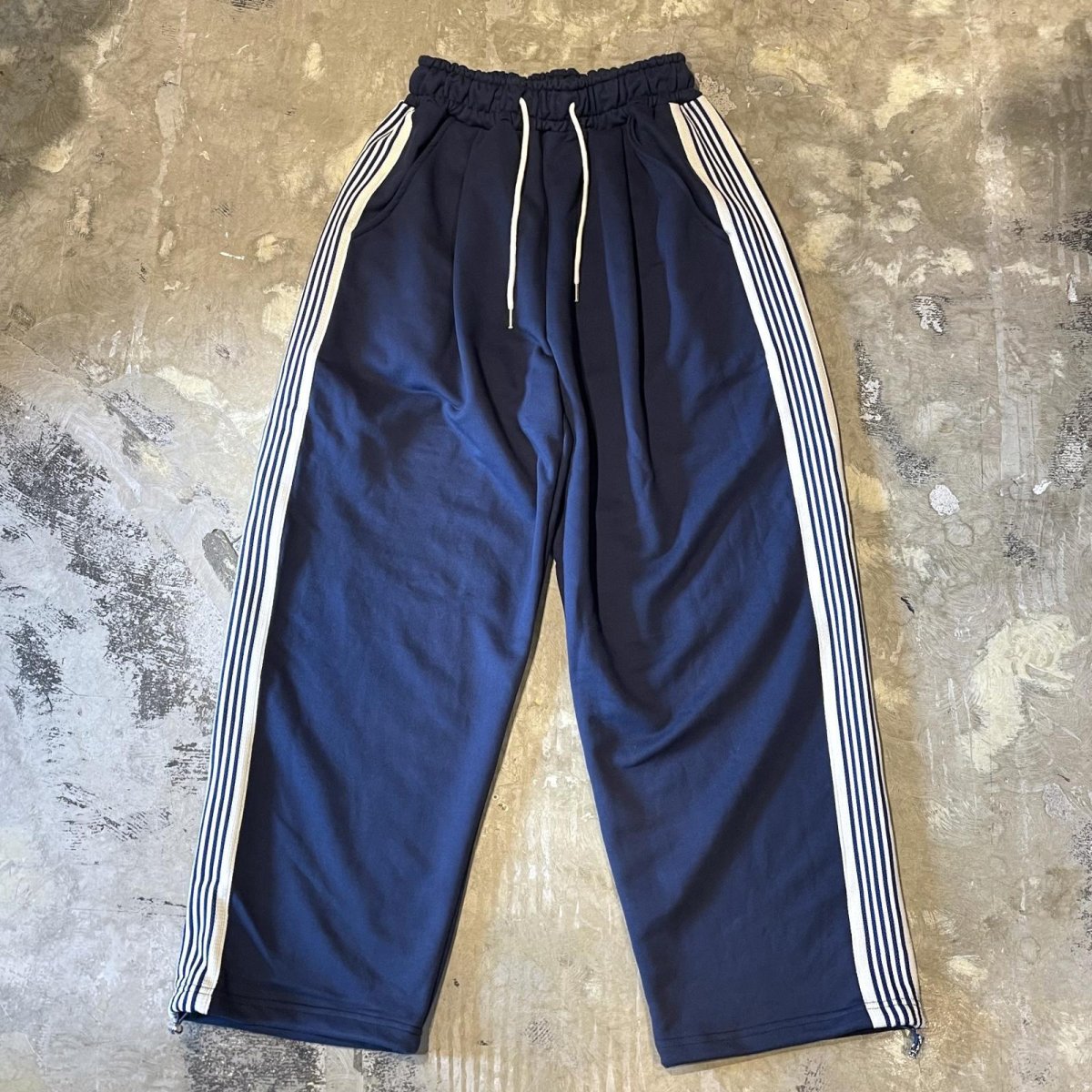 画像1: SIDE LINE WIDE SILHOUETTE SWEAT PANTS / NAVY / FREE (1)
