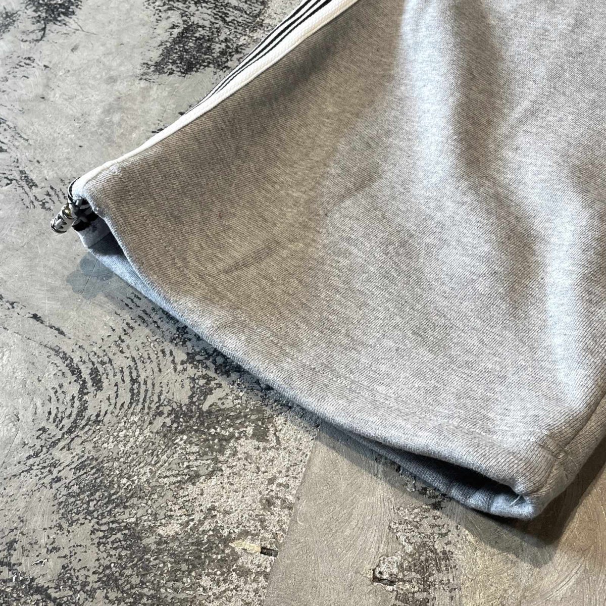 画像8: SIDE LINE WIDE SILHOUETTE SWEAT PANTS / GREY / FREE (8)