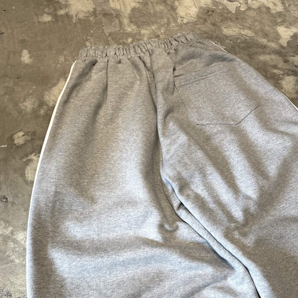 画像9: SIDE LINE WIDE SILHOUETTE SWEAT PANTS / GREY / FREE (9)