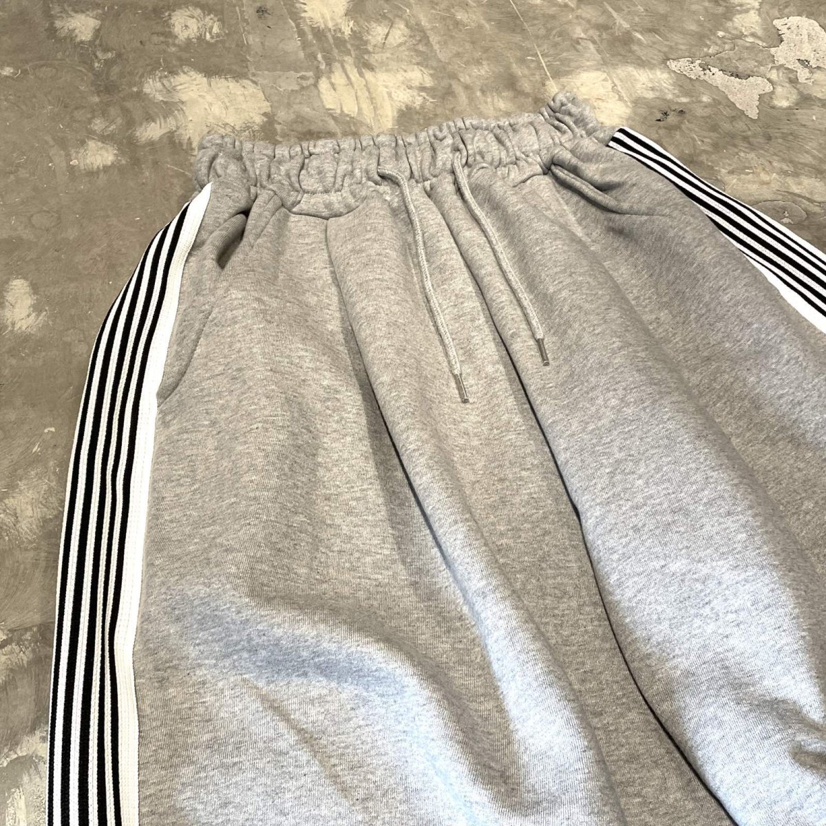 画像3: SIDE LINE WIDE SILHOUETTE SWEAT PANTS / GREY / FREE (3)