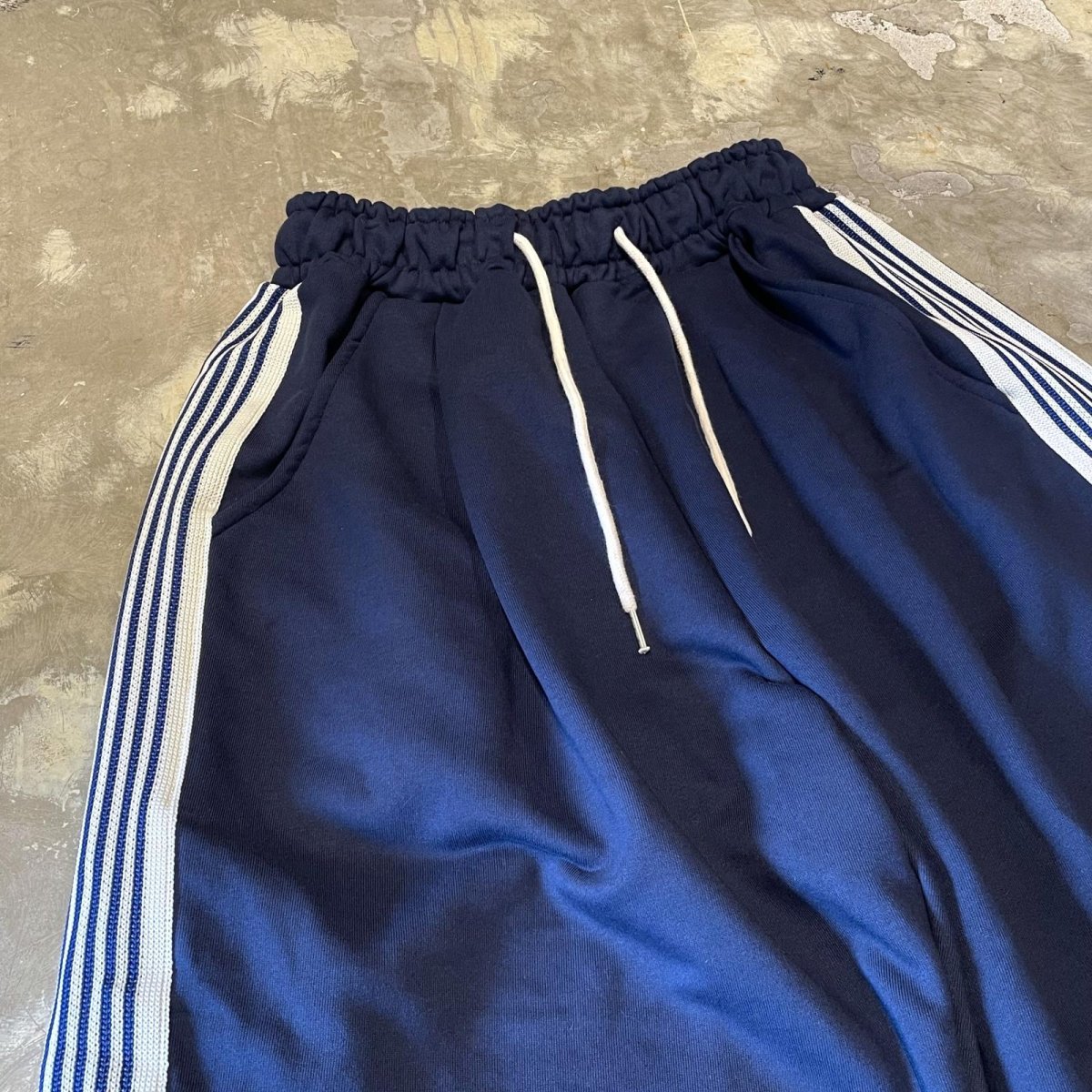画像3: SIDE LINE WIDE SILHOUETTE SWEAT PANTS / NAVY / FREE (3)