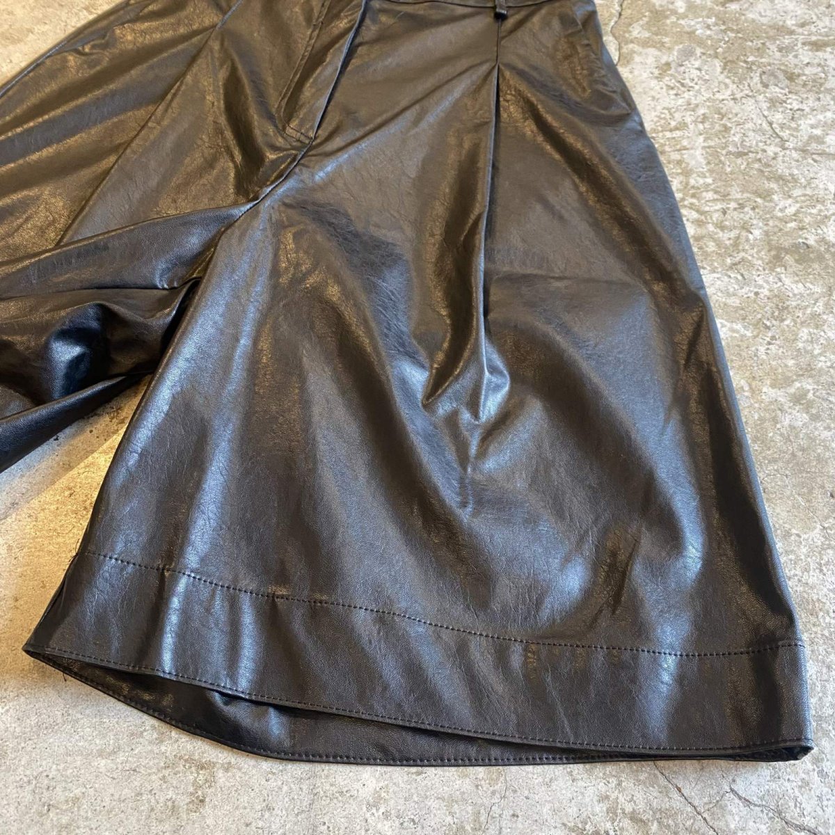 画像4: FAUX LEATHER TUCK DESIGN BERMUDA SHORT PANTS / W25~W29 (4)