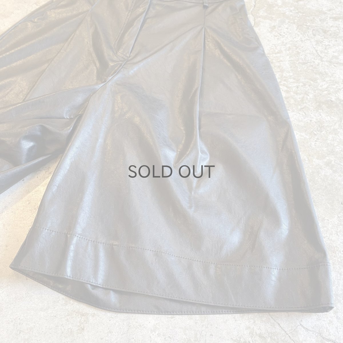 画像4: FAUX LEATHER TUCK DESIGN BERMUDA SHORT PANTS / W25~W29 (4)
