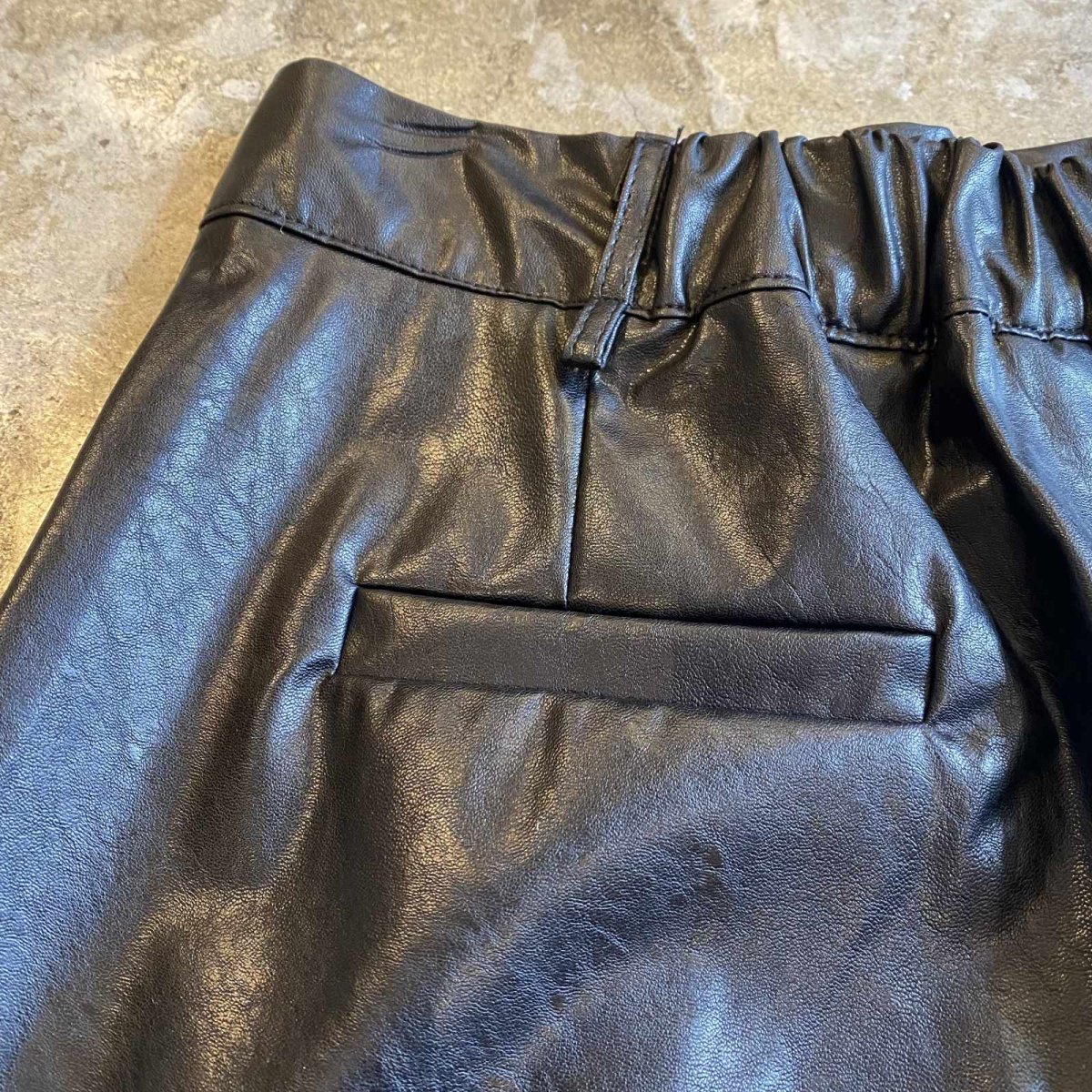 画像9: FAUX LEATHER TUCK DESIGN BERMUDA SHORT PANTS / W25~W29 (9)
