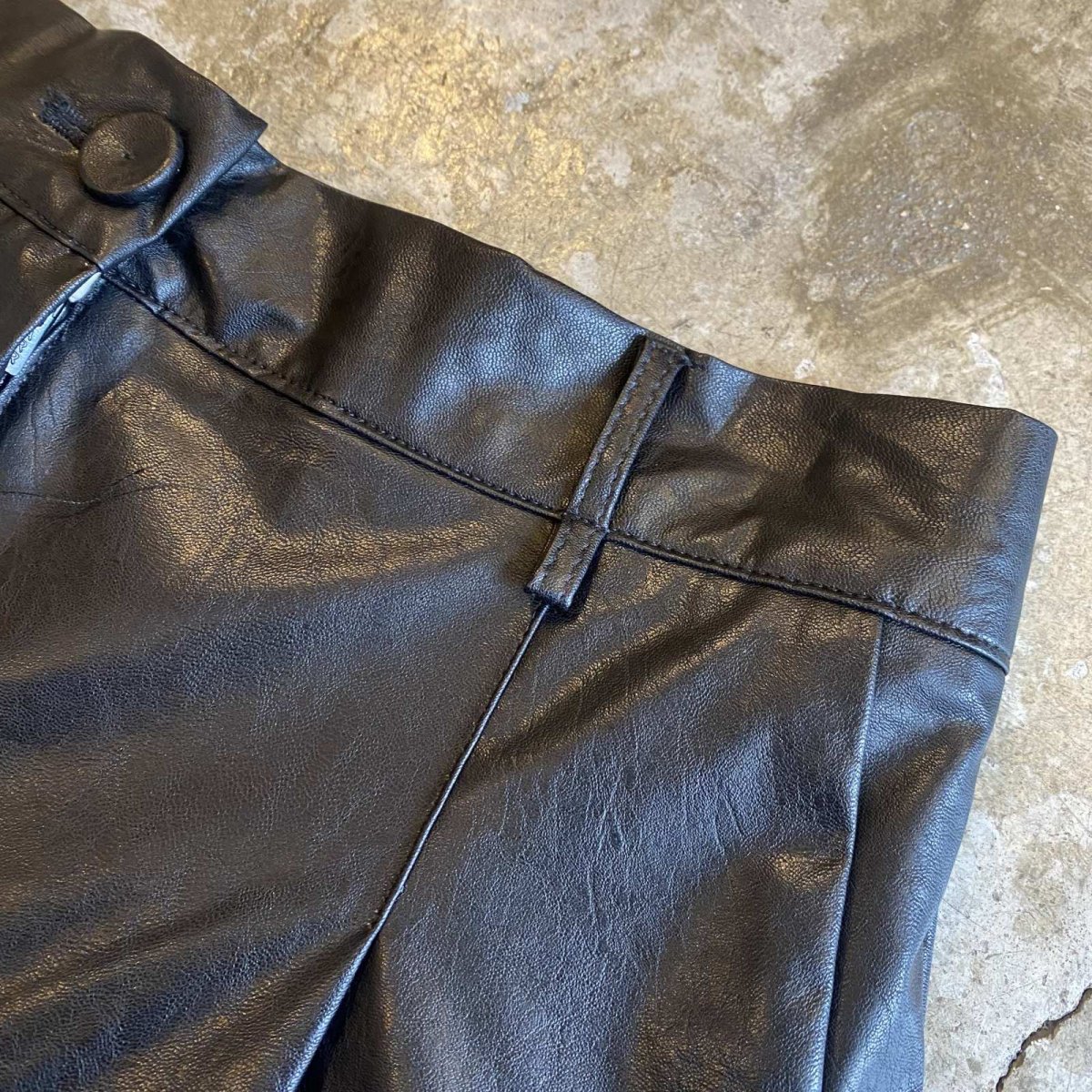 画像5: FAUX LEATHER TUCK DESIGN BERMUDA SHORT PANTS / W25~W29 (5)