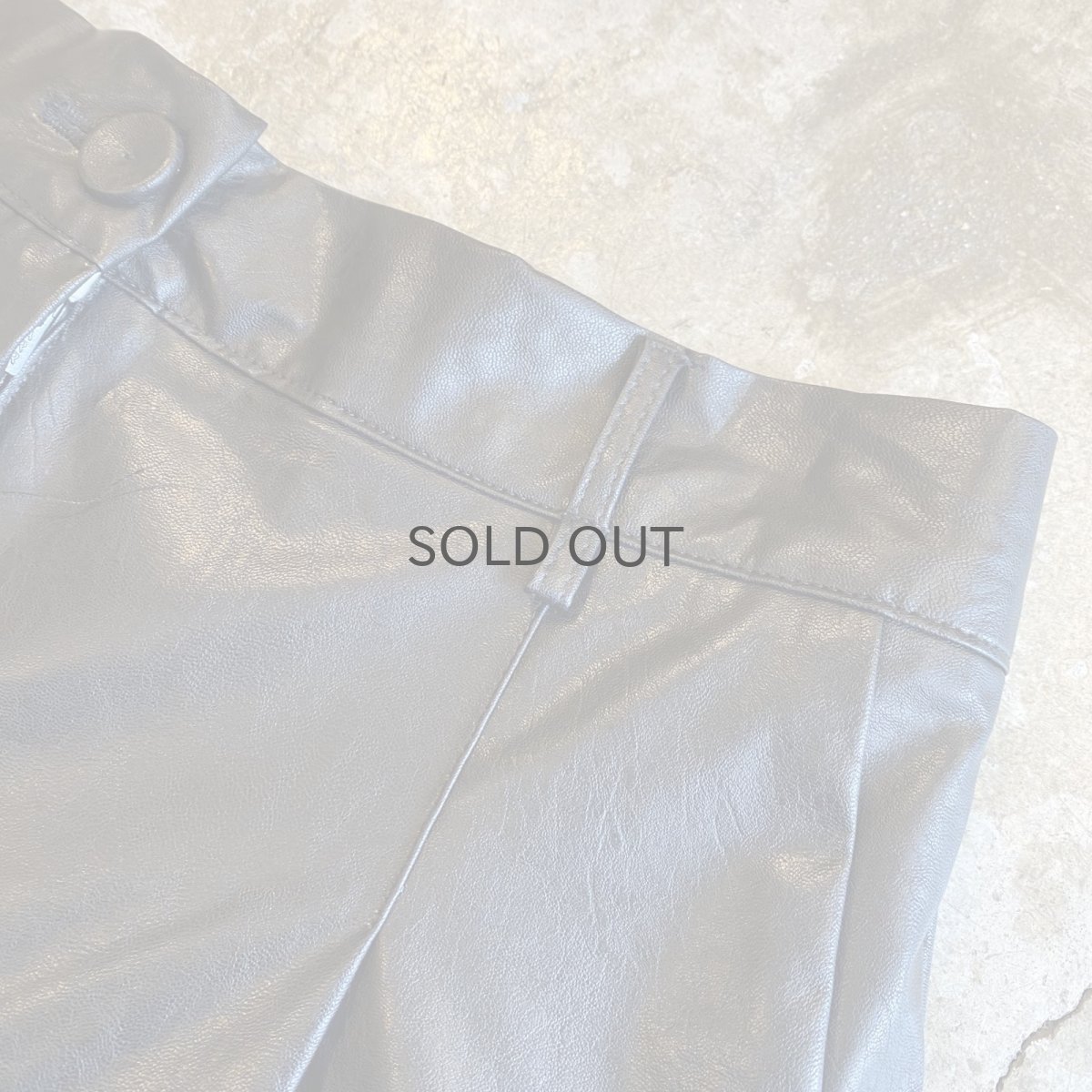画像5: FAUX LEATHER TUCK DESIGN BERMUDA SHORT PANTS / W25~W29 (5)