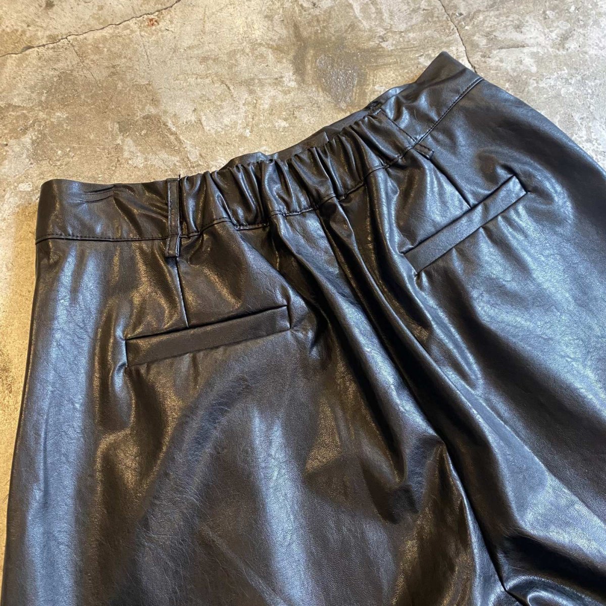 画像8: FAUX LEATHER TUCK DESIGN BERMUDA SHORT PANTS / W25~W29 (8)