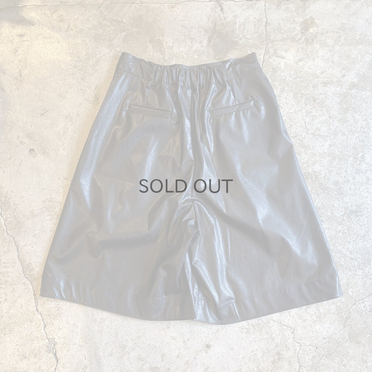 画像2: FAUX LEATHER TUCK DESIGN BERMUDA SHORT PANTS / W25~W29 (2)