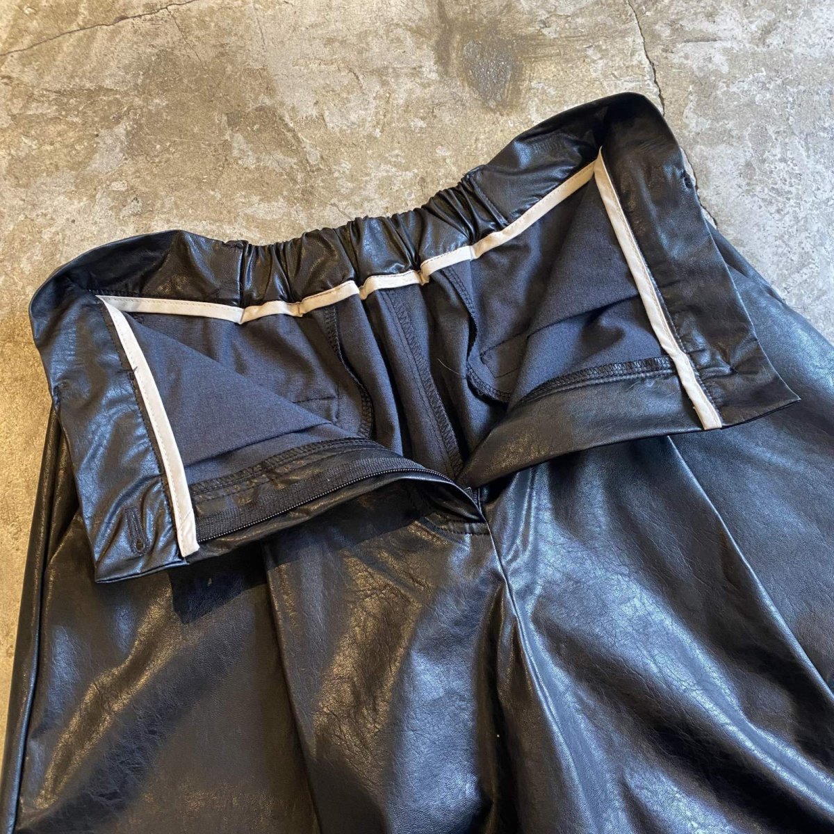 画像6: FAUX LEATHER TUCK DESIGN BERMUDA SHORT PANTS / W25~W29 (6)