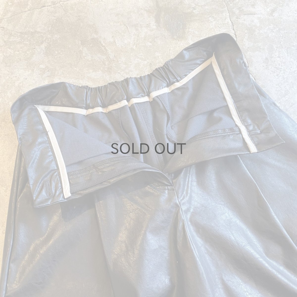 画像6: FAUX LEATHER TUCK DESIGN BERMUDA SHORT PANTS / W25~W29 (6)