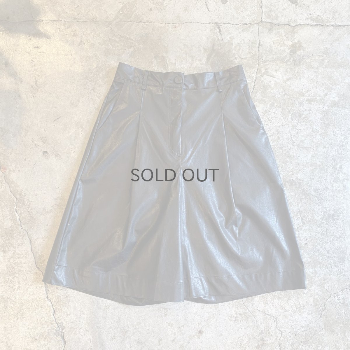 画像1: FAUX LEATHER TUCK DESIGN BERMUDA SHORT PANTS / W25~W29 (1)