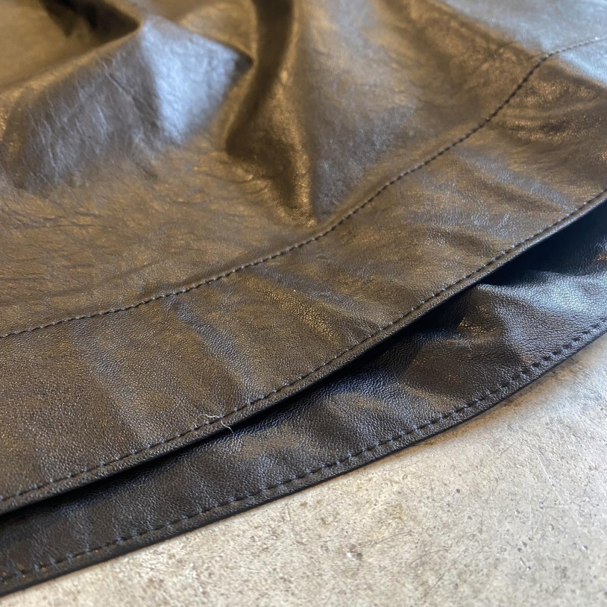 画像11: FAUX LEATHER TUCK DESIGN BERMUDA SHORT PANTS / W25~W29 (11)