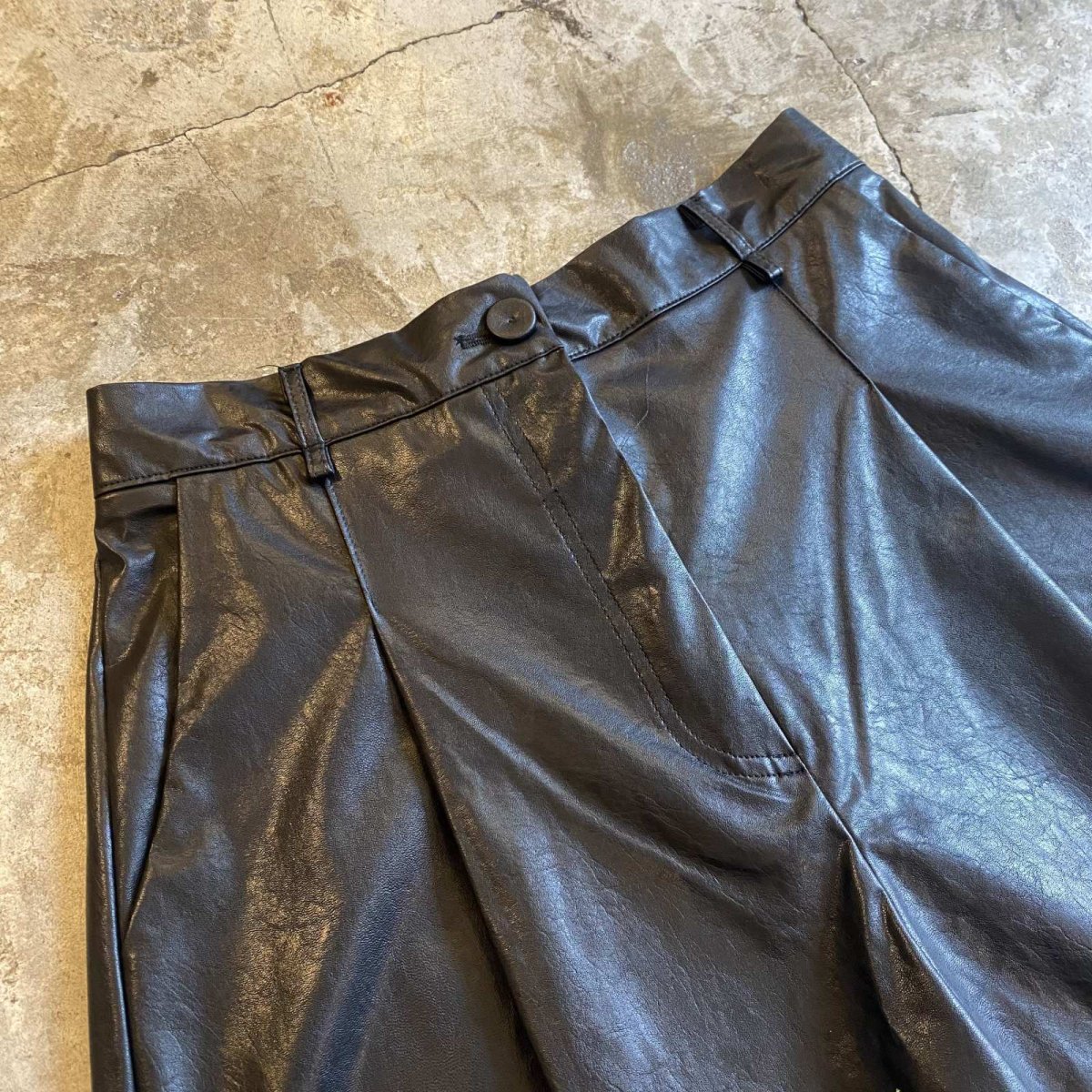画像3: FAUX LEATHER TUCK DESIGN BERMUDA SHORT PANTS / W25~W29 (3)
