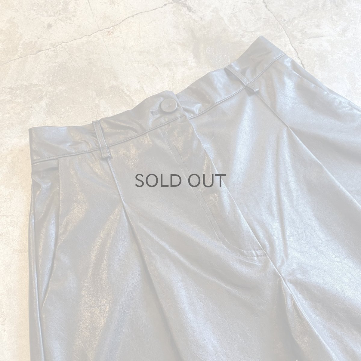 画像3: FAUX LEATHER TUCK DESIGN BERMUDA SHORT PANTS / W25~W29 (3)