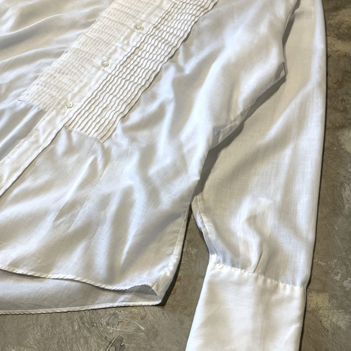 画像6: 70's WHITE COLOR FRONT PLEATED L/S DRESS SHIRT / Mens XL (6)
