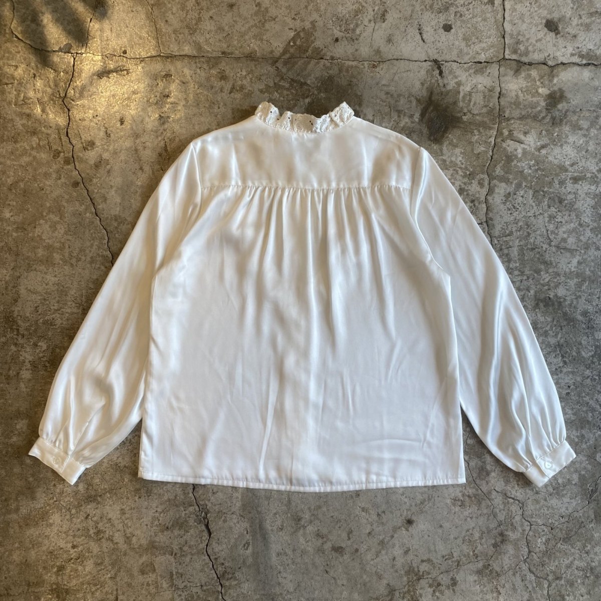 画像2: FLORAL EMBROIDERY PATTERN FRILL DESIGN BLOUSE / Ladies M (2)