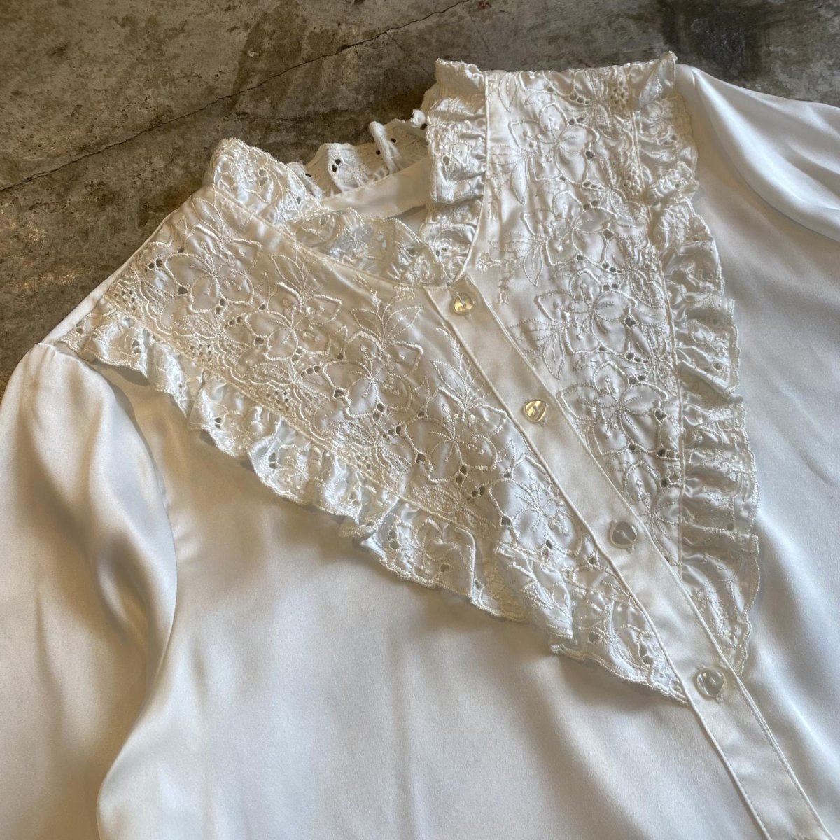 画像3: FLORAL EMBROIDERY PATTERN FRILL DESIGN BLOUSE / Ladies M (3)