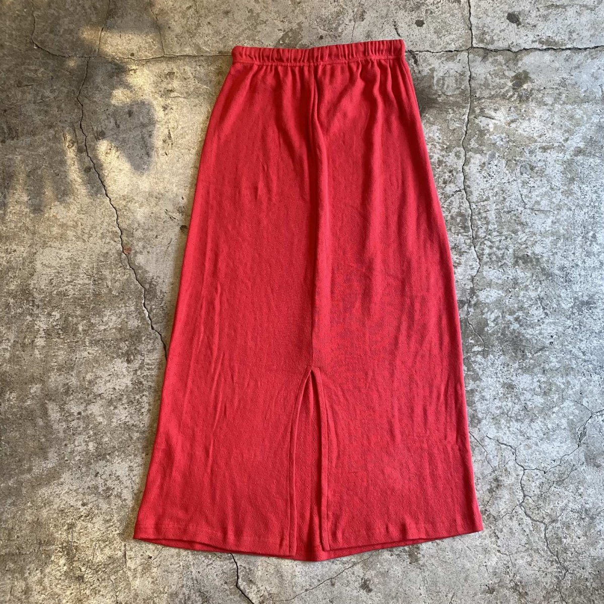 画像2: RED COLOR PUNCHING DESIGN BACK SLIT SKIRT / FREE (2)
